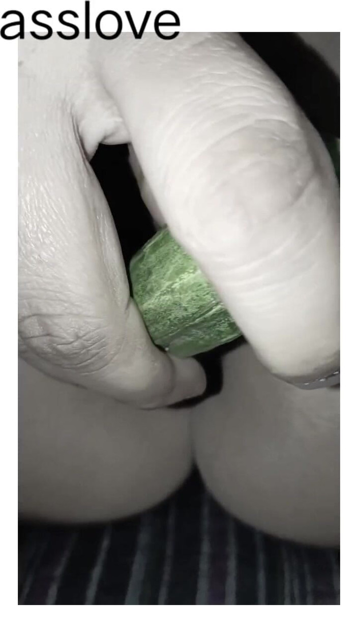 Asslove: キュウリが女性の友人の尻に挿入される