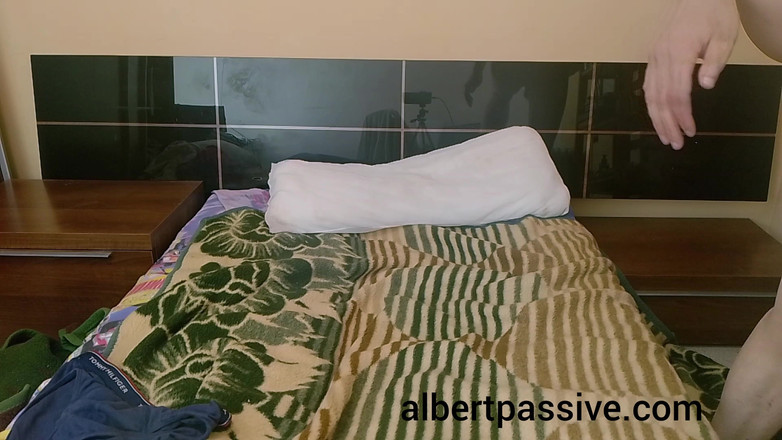 AlbertPassive: Odamı temizliyorum ve sonunda mastürbasyon yapıyorum