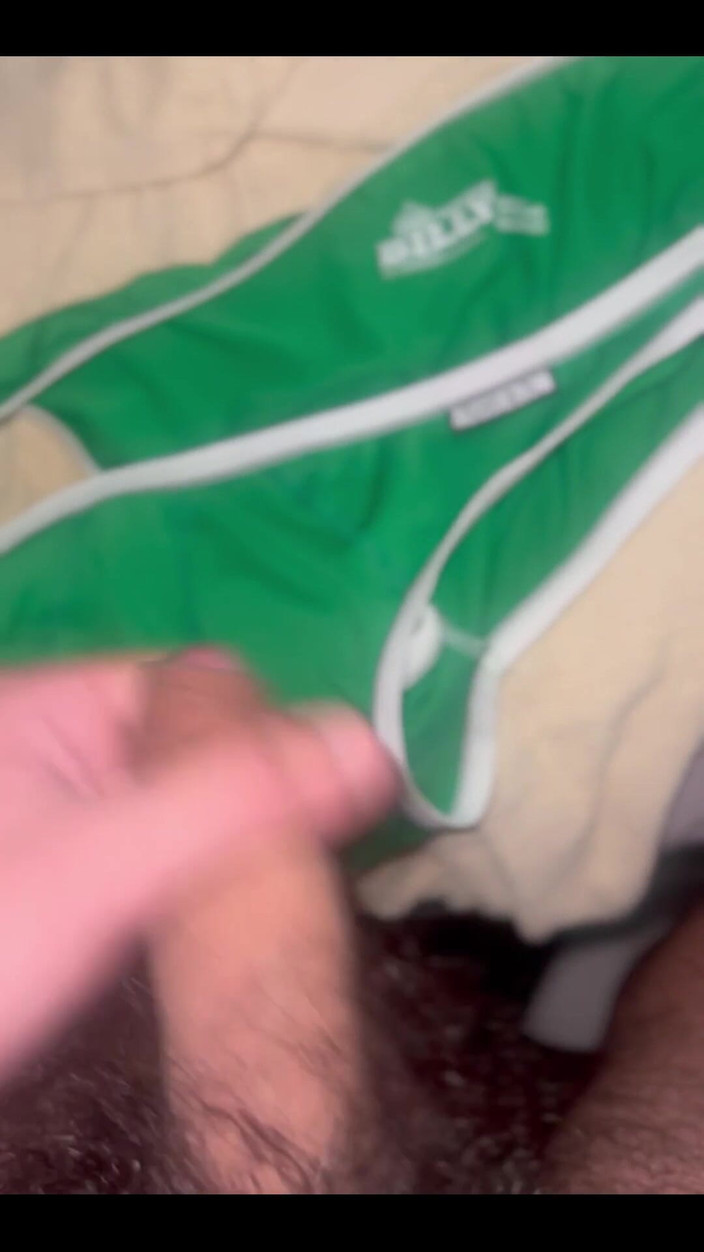 TwinkTony: Regardez-moi sucer sur une vieille paire de fesses qui le...