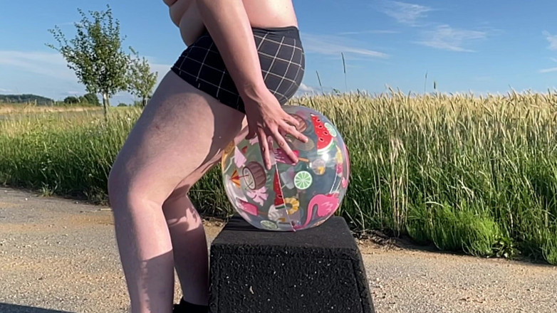 BeachBallsDuo: Venku spodní prádlo plážový fotbal Speciální! Zničili jsme 11 plážových míčů...