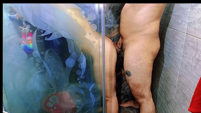 ADYgirls: 継娘と一緒にシャワーを浴びている