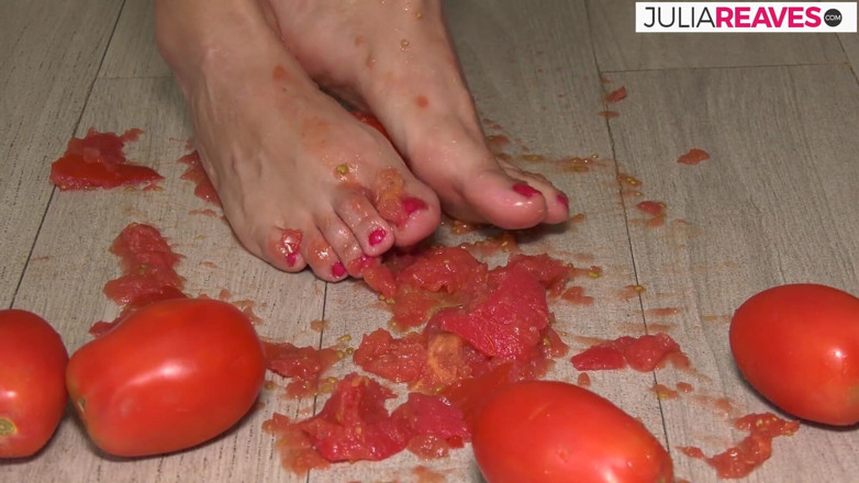 Kinky Bitches: She makes tomato juice naked and gets horny while doing...