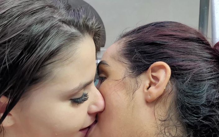 MF Video Brazil: Лесбійські потрійні поцілунки красунь