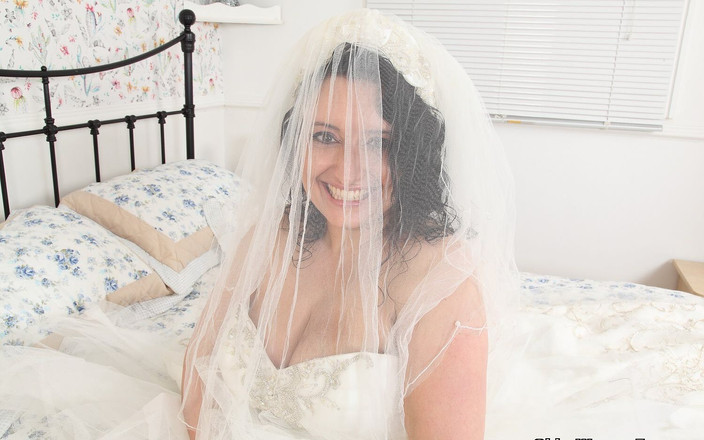 Older Woman Fun: यहां दुल्हन आती है और वह अपनी लालसा वाली चूत में उंगली डालती है