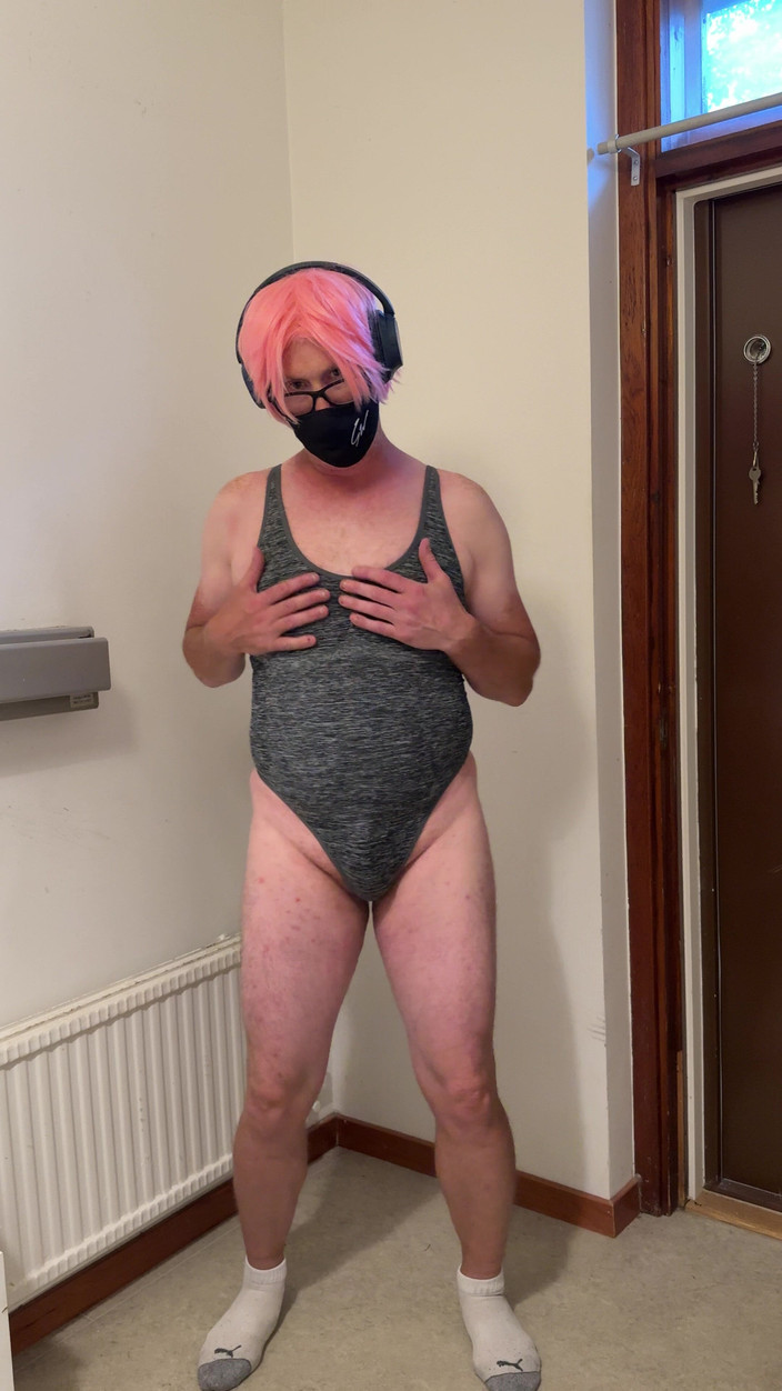 Julia Trans: Transe versohlt arsch, eier und masturbiert und kommt für papi