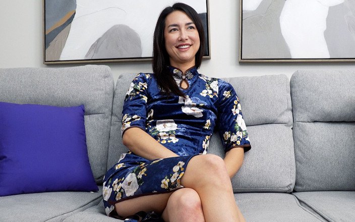 Skinz Contrast: Interview with Asian MILF Isabel Love