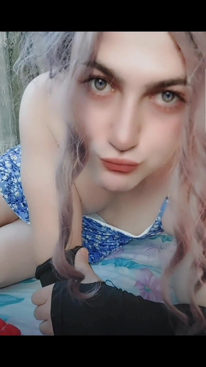 Kitty_Cross: Ein junge in einem mädchenkleid, rot, extra minikleid, großer weißer...