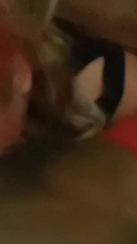 Schau zu, wie ich sie ins gesicht ficke und lass sie diesen schwanz tief nehmen, während ich sie mit diesem bbc auf dehne