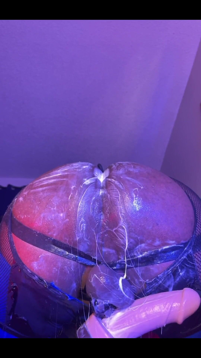 DipsoDeep: Pantat bahenol cewek ini dientot habis-habisan pakai dildo mr. hankey