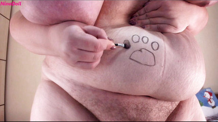 Nina Doll: 奶子和肚子上的爪子足印