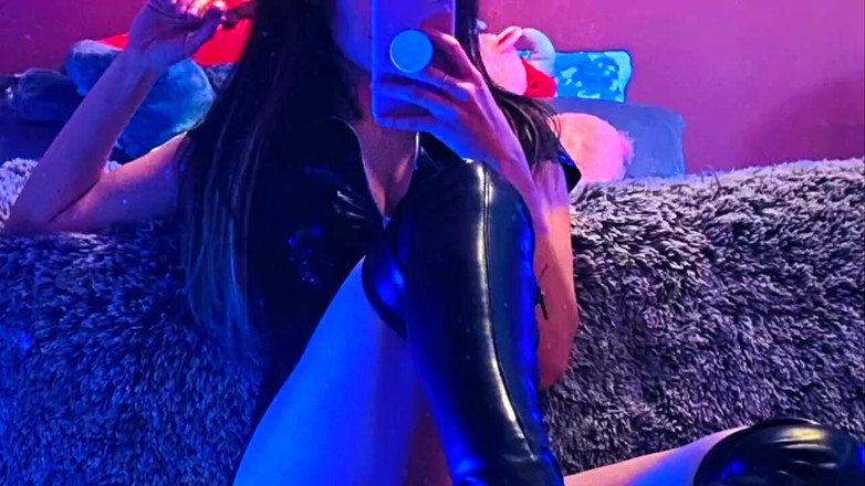 TheRealKittyD: Zahýbající posedlá mysl šukání