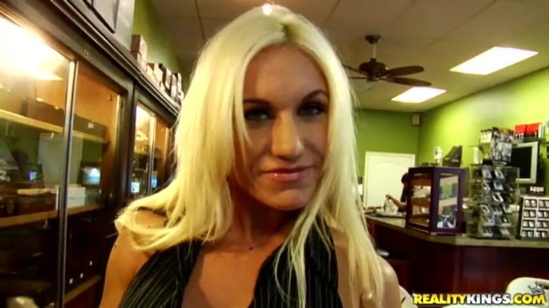 MILF Hunter: Hunter de milf - la cachonda Ashley Starr empapada al cazador...