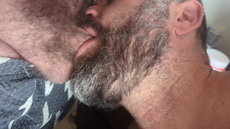 Huzzbearz: 체육관 반바지를 입고 남편의 부드러운 을 가지고 노는 중