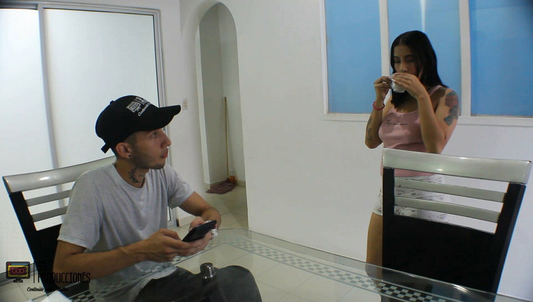 Vayolet: Моя зведена сестра запрошує мене до своєї кімнати, щоб дати мені її молоко