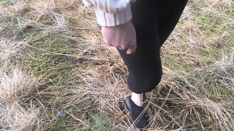 Bouncy Tits Action: Ormanda tamamen çıplak - memeler ve vajina kırbaçlama