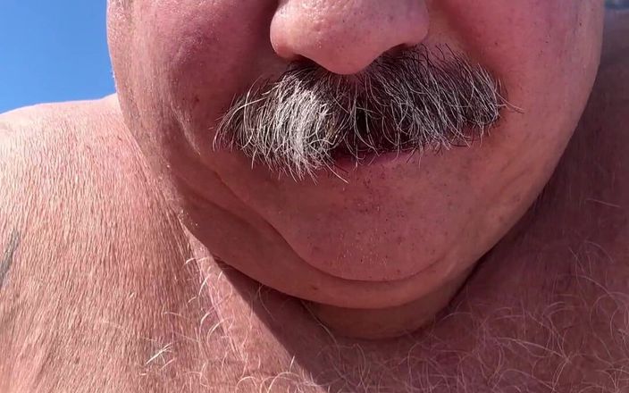 Hand-Free-Daddy-Chub: Japon bıyıklı yaşlı beyefendi Xhamster'da en tatlı oyuncak ayı