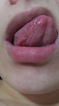 Ma demi-sœur brésilienne fait un fétichisme de la langue et montre ensuite sa bouche et sa langue, puis ses dents