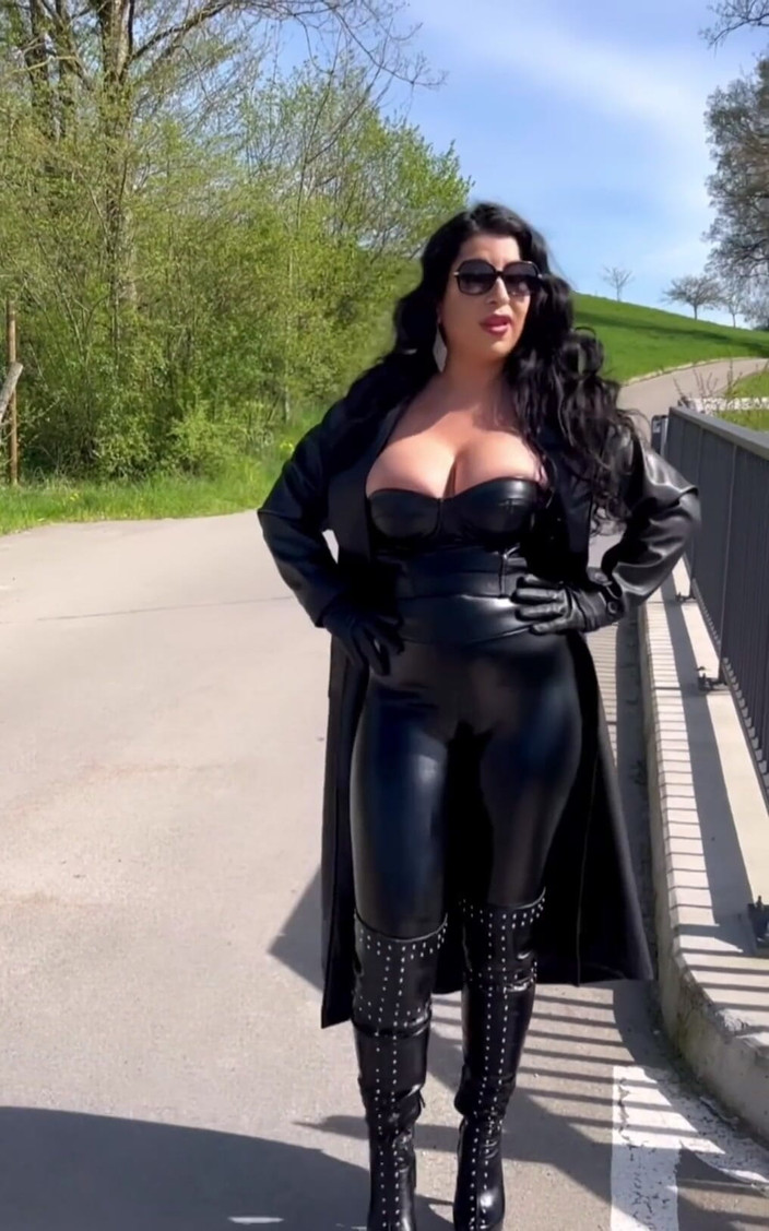 LadyAyse5: Danke für den neuen Ledermantel, den ich liebe