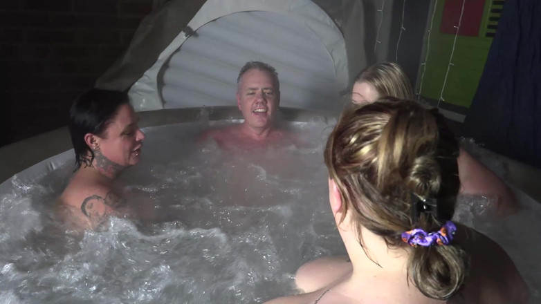 Cheyenne Rose 80: Divertimento nella vasca idromassaggio! Orgia