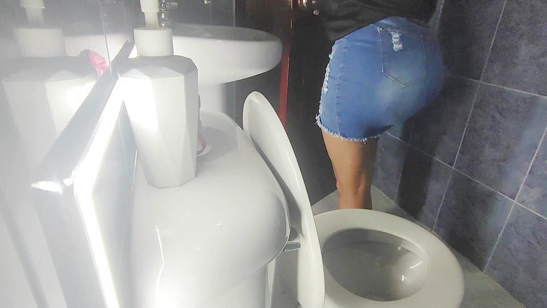 SENSESEX: 继妹被困在公共厕所里，裙子和裙子