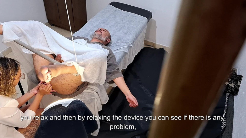 Gabi SweetCouplesStories: Он пошел к врачу, чтобы осмотрел его простату, но доктор застрял страпон в его заднице.