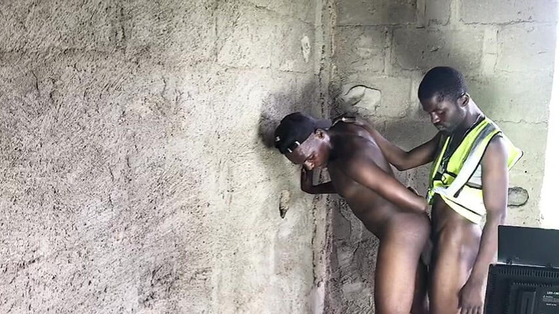 Sexydaddy: 12インチのペニスがボトムの肛門に滑り込み、彼は何事もなかったかのようにペニス全体を楽しそうに受け入れる