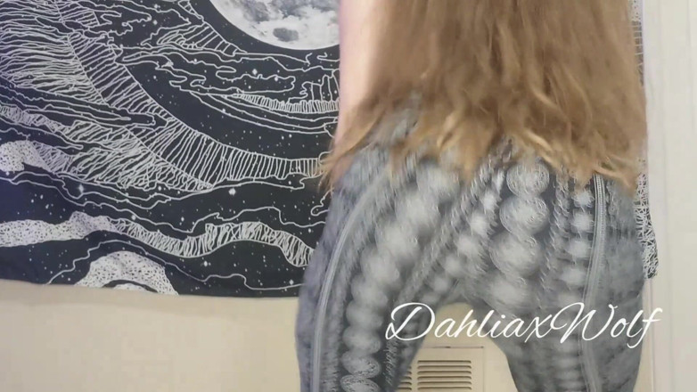 Dahlia Wolf: Twerking en leggings