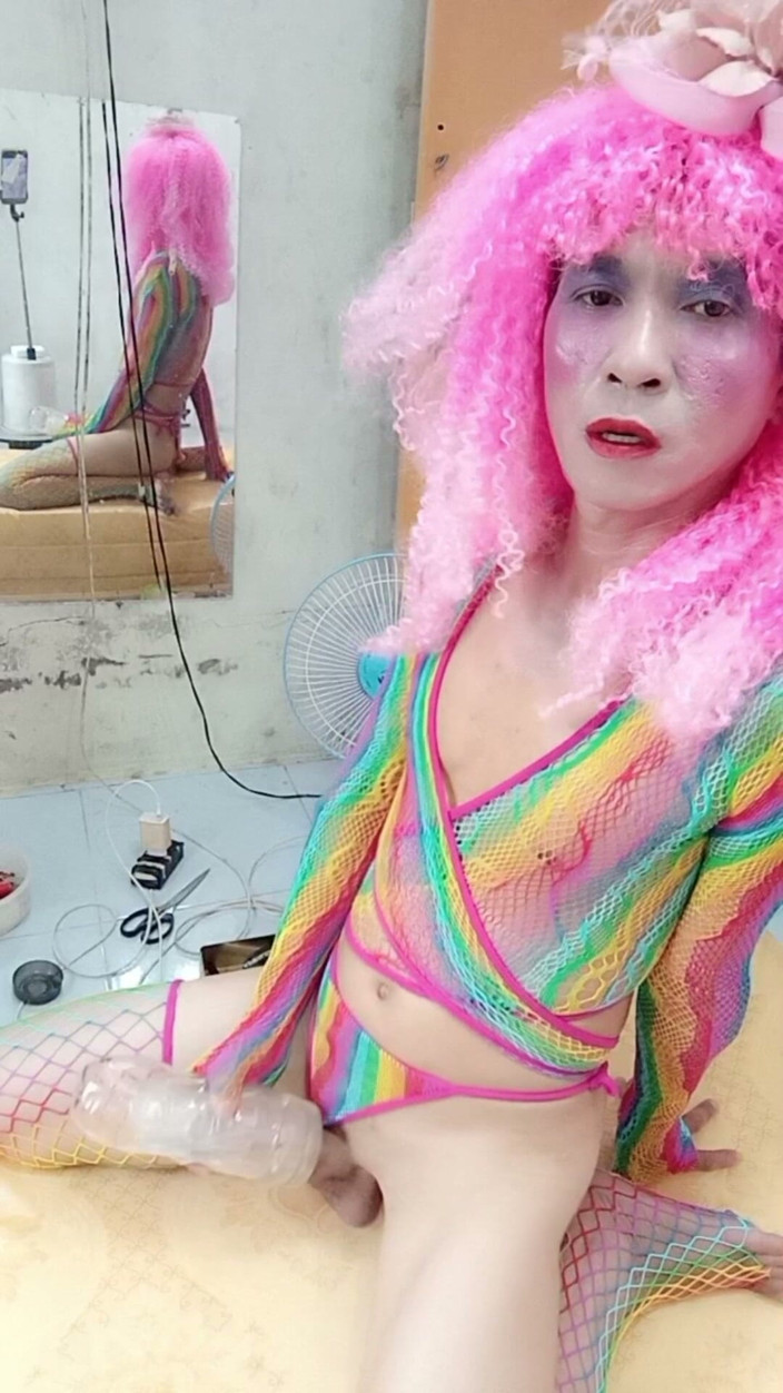 nguyen dang thien tri: Transgender Le nosí sexy oblečení a hraje poháry sexu