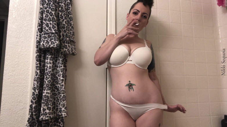 Nikki's Fetishes: Duża przyrodnia siostra przyłapana na paleniu