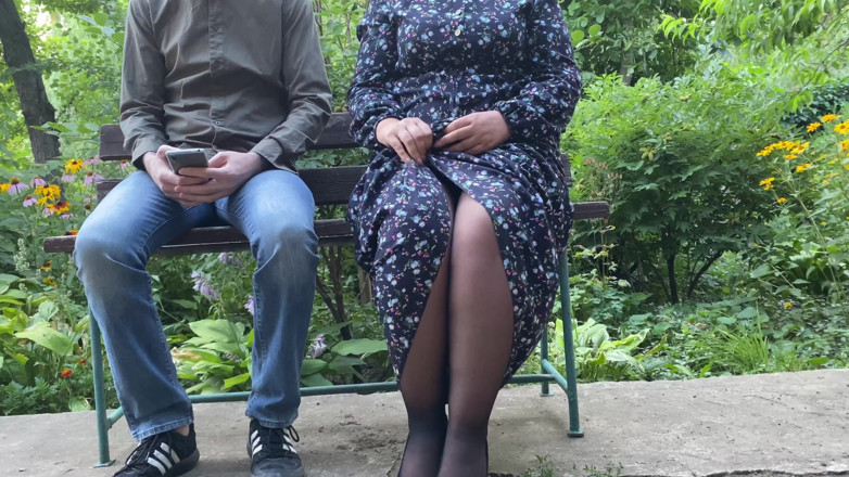 OurFetishLife: Wunderschöner arsch MILF zeigt goldene duschshow im freien