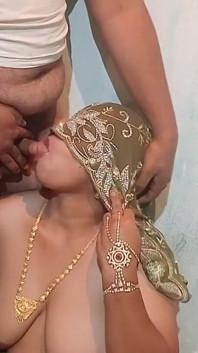 Awek desi muslim seksi mengambil deepthroat dia menjilat seperti krim