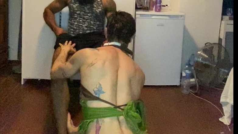 Wesley Bull: Uma submissa bem treinada desfrutando meus pés