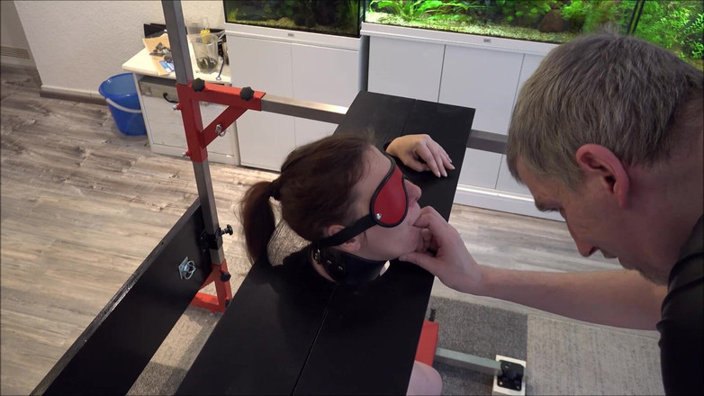 Master-Thomas: Slaaf weerloos in schandpaal gedreven tot een orgasme op Sybian