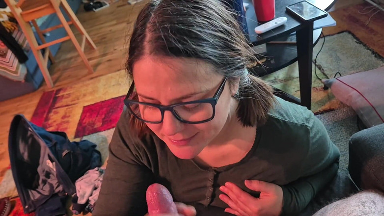 SwitchMixCouple: उसके लिए पहला लंड चुसाई वीडियो - घर का बना हैंडहेल्ड कैमरा