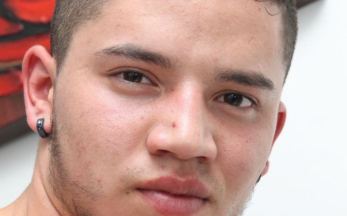 Latino boys porn: Chico masturbándose en su habitación tarde en la noche