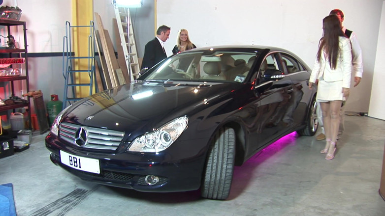 Chica Suicida DVD: Two Blondes And A Brunette Visit Men In The Garage