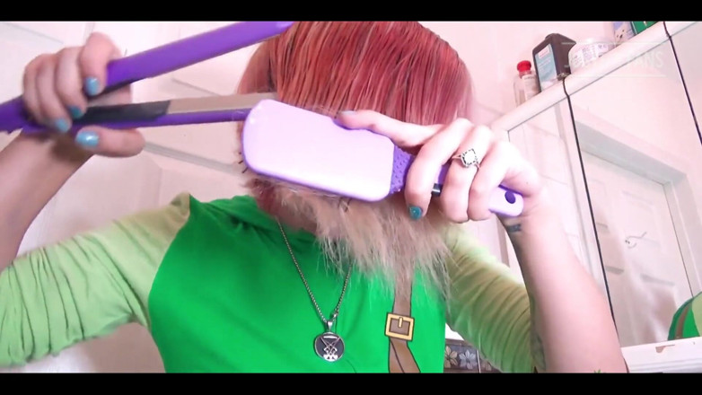 FondaDix: Damp Hair Brush and Straighten