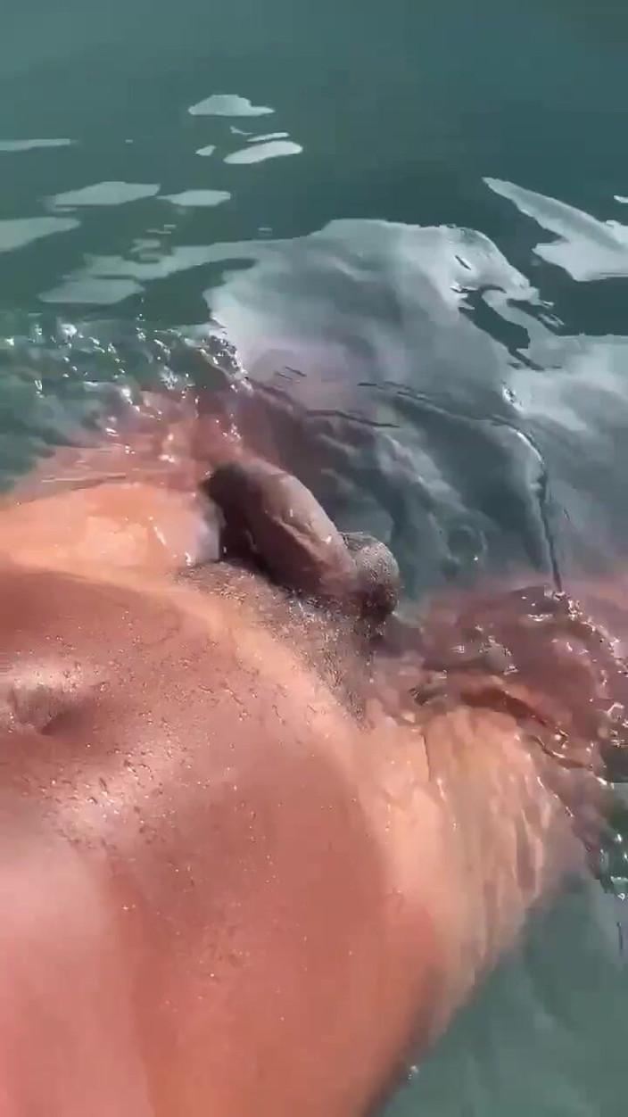 Vida Noite: Słuchając dźwięku gooning w basenie i szarpiąc się