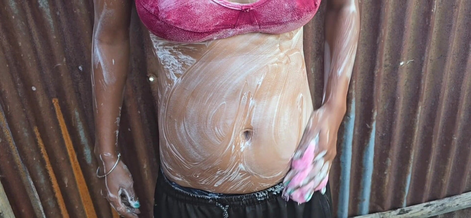 SafeRosebush8: Indiana XXX tomando banho, vídeo pornô