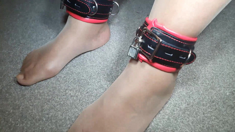 Slutty Ms B: 被绑住并被挑逗