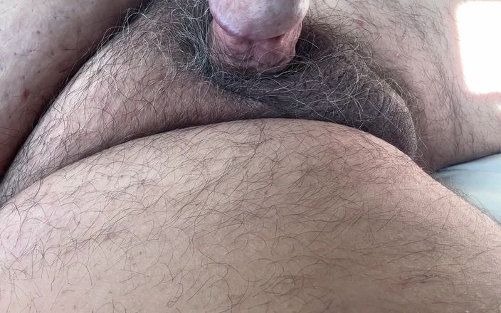 Hand free: Retired Coach Has a Very Thick Cock Pissing All Over...
