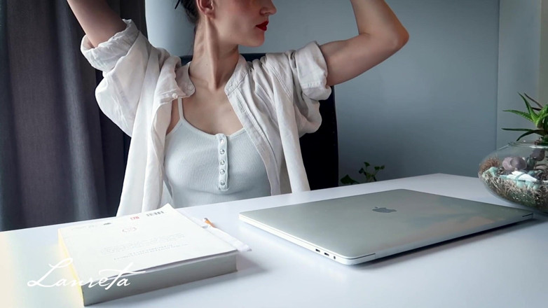 Lanreta: Office muscle show for the coworker