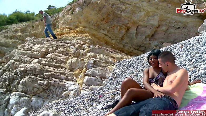 EroCom: Ebony milf fucks with a stranger guy at the beach
