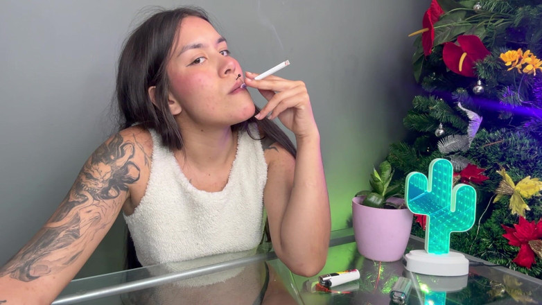 Rollerpublic: Rebel Girl Offers Yo Her Cigarrette