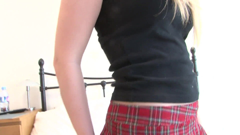 Radical Solo: Bustyブロンドティーンはストリップショーであなたを誘惑します