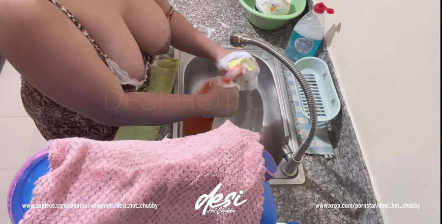 Priya Emma: Indiana estava trabalhando na cozinha lavando pratos e mostrando seus...