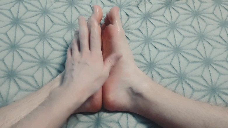 Pasha: Guy nhẹ nhàng xoa bóp chân bằng dầu