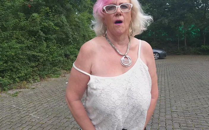 PureVicky66: Niemiecka babcia bawi się swoją ulubioną zabawką na zewnątrz