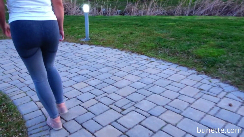 Bunette_com: Public amateur butt plug walk