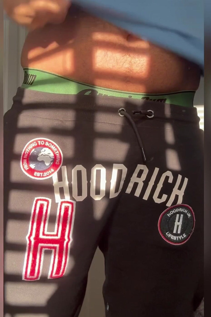 Hot dick in your ass: 隐藏摄像头勾引我的朋友，可惜他没有帮助我